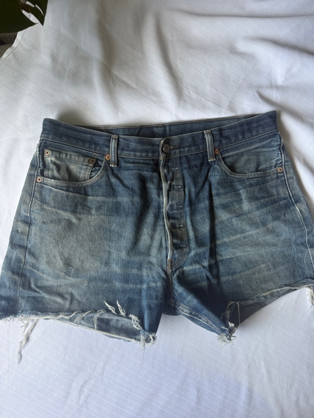 Levi’s 501 Distressed Denim Shorts 100% Cotton Cutoff Frayed Raw Hem Size 14